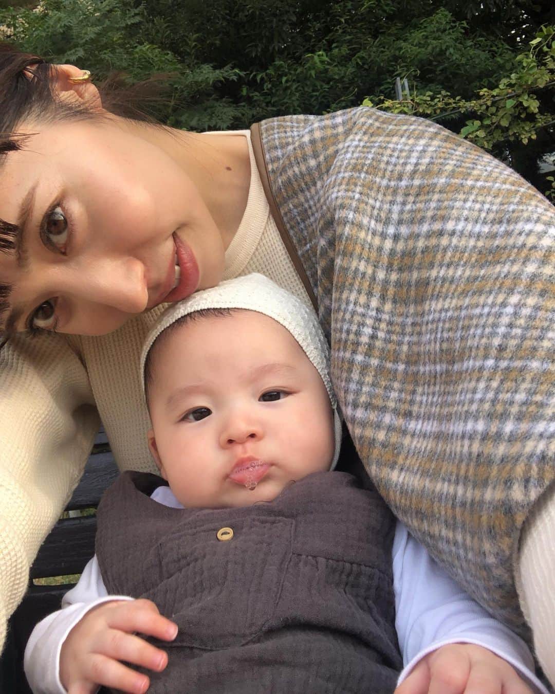 のインスタグラム：「. 初公園の千ちゃんとどうにかツーショット撮りたくて 頭取れるかなってくらいに首曲げて撮った一枚。笑 泡ぶくぶく🦀 . .  #千ちゃんとママ」