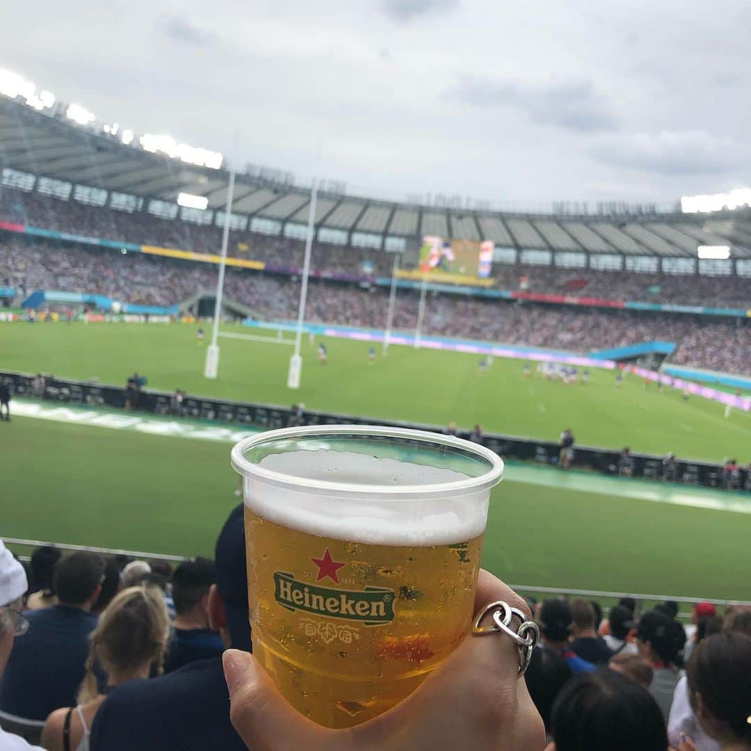 北川楓夏さんのインスタグラム写真 - (北川楓夏Instagram)「ラグビーワールドカップ2019🏉 開会式から 開幕戦 日本vsロシア フランスvsアルゼンチン スコットランドvsアイルランド 観戦してきましたー😍😍😍 . 主人が元ラガーマンなため、 ラグビーを観るようになったのはここ数年ですが 今や高校ラグビーからトップリーグ、そして日本代表、もちろん我らがノーザンブレッツの試合などなど週末はラグビー漬けの生活をしています📺 . 2015年に日本が南アフリカに劇的勝利をしてからこの時がくるのを待ってました… ついにここ日本にラグビーW杯が…！！ これは現地にこの雰囲気を体感しに行かないとと、家族で行ってきました😭✨ . どこ歩いてもジャパンのジャージを着てる人たくさんで、なんだかそれだけでうるっときてしまう。🥺 . この瞬間にこの場所にいれてよかった。 一生の思い出とはこのことだなと。 . 日本以外の試合も観てきたのですが、それぞれ応援の雰囲気が違って面白かったですねぇ〜 . フランスvsアルゼンチンは試合もバチバチでしたが、応援もバチバチ！🔥 両国の応援合戦がすごかったです！ . スコットランドvsアイルランド戦 この２つは同じイギリスというひとつの国からの出場。 なんだか不思議な感じでした。 前日にフランスvsアルゼンチン戦を観ていたので、この日の応援もバチバチなのか？！と思いながら行くと、 応援の仕方は両チーム様々でしたが、スコットランドとアイルランドのサポーターさんが混ざって踊り合うシーンも😌ほっこり . なんといってもハーフタイム中の 「カントリーロード」！！！ すばらしいっ！！！ この瞬間に、"世界はひとつってほんとだなぁ〜"なんて感じてしまいました。笑 . とにかく海外の方たちって陽気というか、 騒げる時にしっかりメーター振り切って騒ぐ姿がなんともうらやましく思えました🙂 . 今月は準決勝も観に行くぞ！ 日本は1位通過してもらって南アとの再びの決戦をしてもらいたい！！🔥🔥🔥 Go JAPAN!! One Team!!! . #akita #RWC2019 #日本vsロシア #フランスvsアルゼンチン #スコットランドvsアイルランド #調布 #東京スタジアム #新横浜 #日産スタジアム #oneteam #ラグビー #rugby #W杯」10月7日 13時29分 - fuka.kitagawa