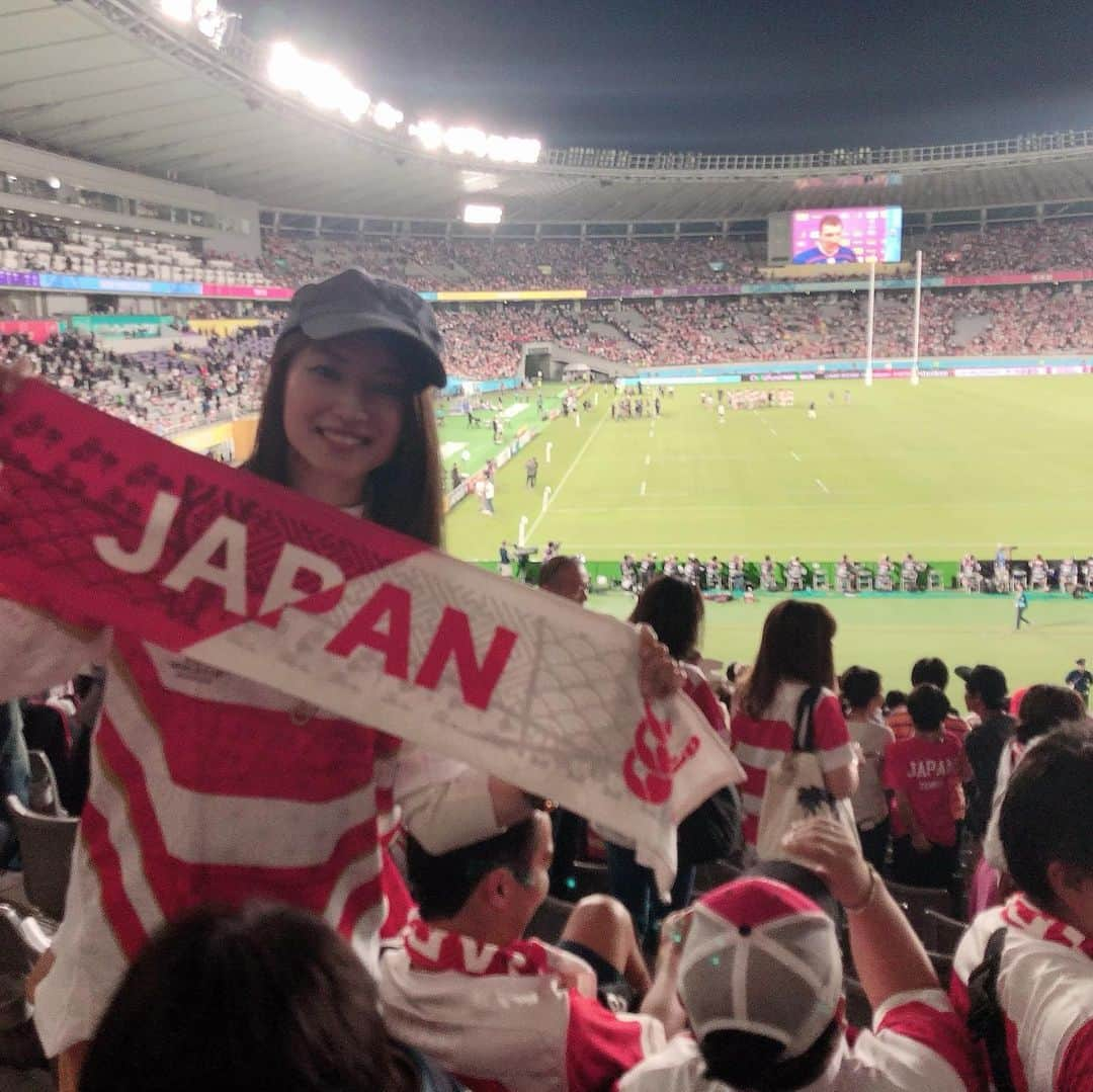 北川楓夏さんのインスタグラム写真 - (北川楓夏Instagram)「ラグビーワールドカップ2019🏉 開会式から 開幕戦 日本vsロシア フランスvsアルゼンチン スコットランドvsアイルランド 観戦してきましたー😍😍😍 . 主人が元ラガーマンなため、 ラグビーを観るようになったのはここ数年ですが 今や高校ラグビーからトップリーグ、そして日本代表、もちろん我らがノーザンブレッツの試合などなど週末はラグビー漬けの生活をしています📺 . 2015年に日本が南アフリカに劇的勝利をしてからこの時がくるのを待ってました… ついにここ日本にラグビーW杯が…！！ これは現地にこの雰囲気を体感しに行かないとと、家族で行ってきました😭✨ . どこ歩いてもジャパンのジャージを着てる人たくさんで、なんだかそれだけでうるっときてしまう。🥺 . この瞬間にこの場所にいれてよかった。 一生の思い出とはこのことだなと。 . 日本以外の試合も観てきたのですが、それぞれ応援の雰囲気が違って面白かったですねぇ〜 . フランスvsアルゼンチンは試合もバチバチでしたが、応援もバチバチ！🔥 両国の応援合戦がすごかったです！ . スコットランドvsアイルランド戦 この２つは同じイギリスというひとつの国からの出場。 なんだか不思議な感じでした。 前日にフランスvsアルゼンチン戦を観ていたので、この日の応援もバチバチなのか？！と思いながら行くと、 応援の仕方は両チーム様々でしたが、スコットランドとアイルランドのサポーターさんが混ざって踊り合うシーンも😌ほっこり . なんといってもハーフタイム中の 「カントリーロード」！！！ すばらしいっ！！！ この瞬間に、"世界はひとつってほんとだなぁ〜"なんて感じてしまいました。笑 . とにかく海外の方たちって陽気というか、 騒げる時にしっかりメーター振り切って騒ぐ姿がなんともうらやましく思えました🙂 . 今月は準決勝も観に行くぞ！ 日本は1位通過してもらって南アとの再びの決戦をしてもらいたい！！🔥🔥🔥 Go JAPAN!! One Team!!! . #akita #RWC2019 #日本vsロシア #フランスvsアルゼンチン #スコットランドvsアイルランド #調布 #東京スタジアム #新横浜 #日産スタジアム #oneteam #ラグビー #rugby #W杯」10月7日 13時29分 - fuka.kitagawa