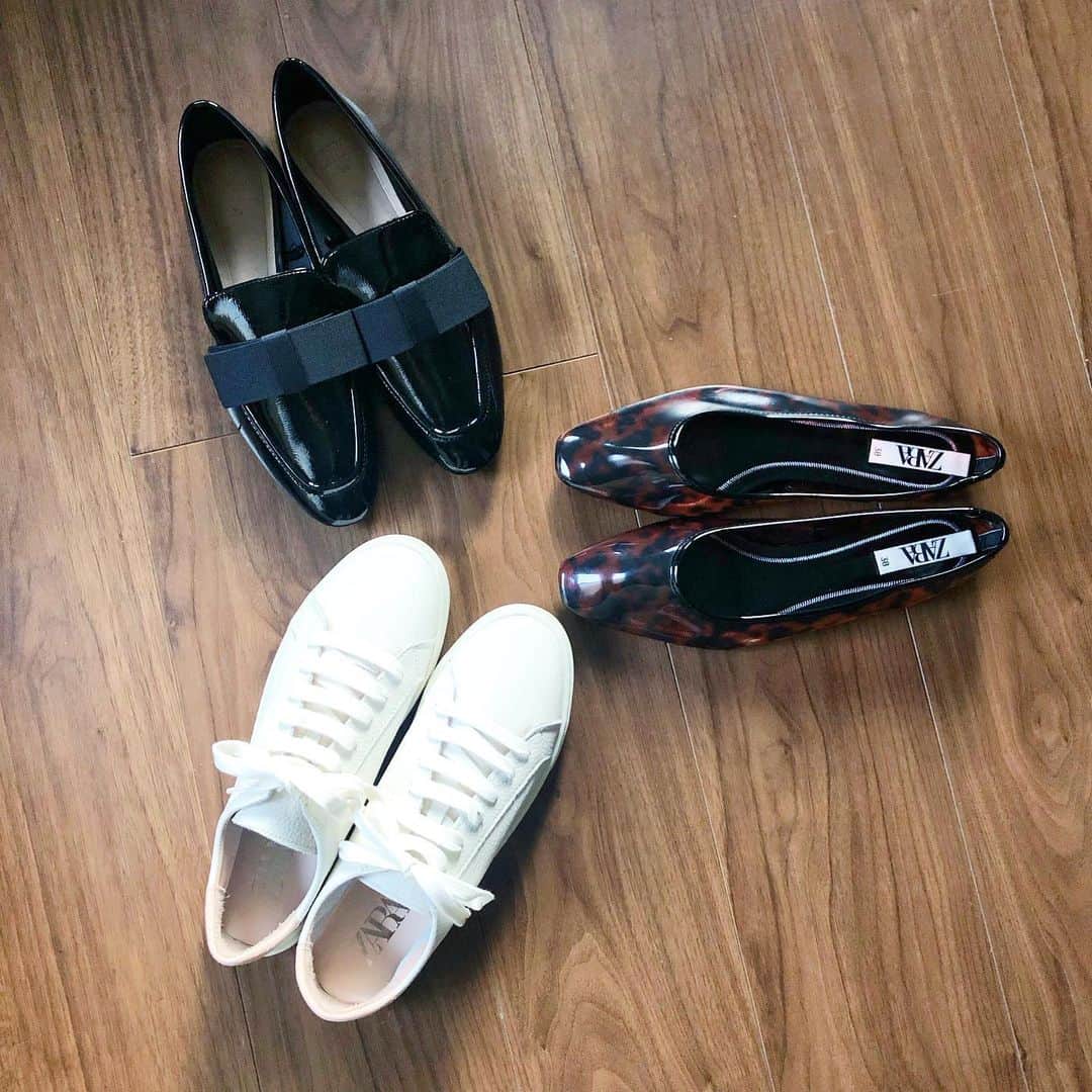 筧沙奈恵さんのインスタグラム写真 - (筧沙奈恵Instagram)「夜中にいきなり思い立って、ZARAで3足靴をまとめ買い👟 ・ かかとが淡いピンクのスニーカー、黒のリボンぺたんこ靴、べっこう柄ぺたんこ靴。 ・ ヒールはなかなか消耗しないので長持ちするのですが、どうしてもぺたんこ靴の登場回数が多くて消耗が激しい😓 ・ #ZARA #ザラジョ #秋靴 #秋コーデ」10月7日 13時44分 - sanaekakei