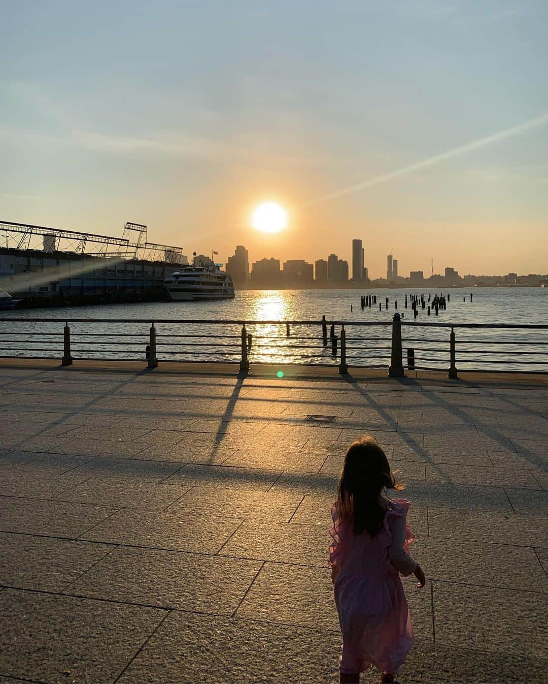 坂本美雨さんのインスタグラム写真 - (坂本美雨Instagram)「ニューヨークから帰ってきてからもあわただしく、ゆっくり振り返れずだけど、 心の故郷のひとつの、ハドソンリバーの夕陽をふたりで眺められたのはうれしかったなぁ。 . 旅先の #今日のなまこちゃん #なまこムービー」10月7日 13時48分 - miu_sakamoto