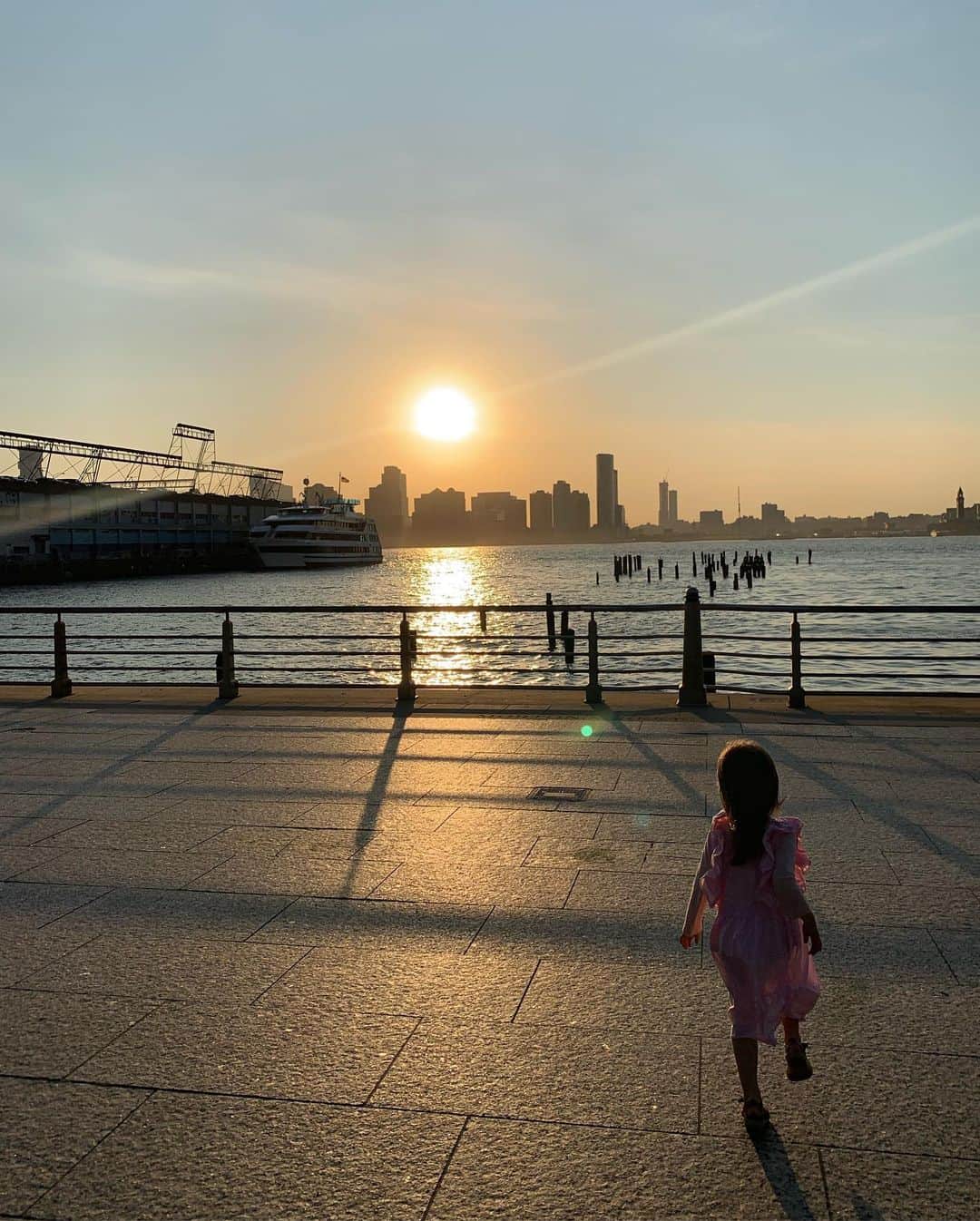 坂本美雨さんのインスタグラム写真 - (坂本美雨Instagram)「ニューヨークから帰ってきてからもあわただしく、ゆっくり振り返れずだけど、 心の故郷のひとつの、ハドソンリバーの夕陽をふたりで眺められたのはうれしかったなぁ。 . 旅先の #今日のなまこちゃん #なまこムービー」10月7日 13時48分 - miu_sakamoto