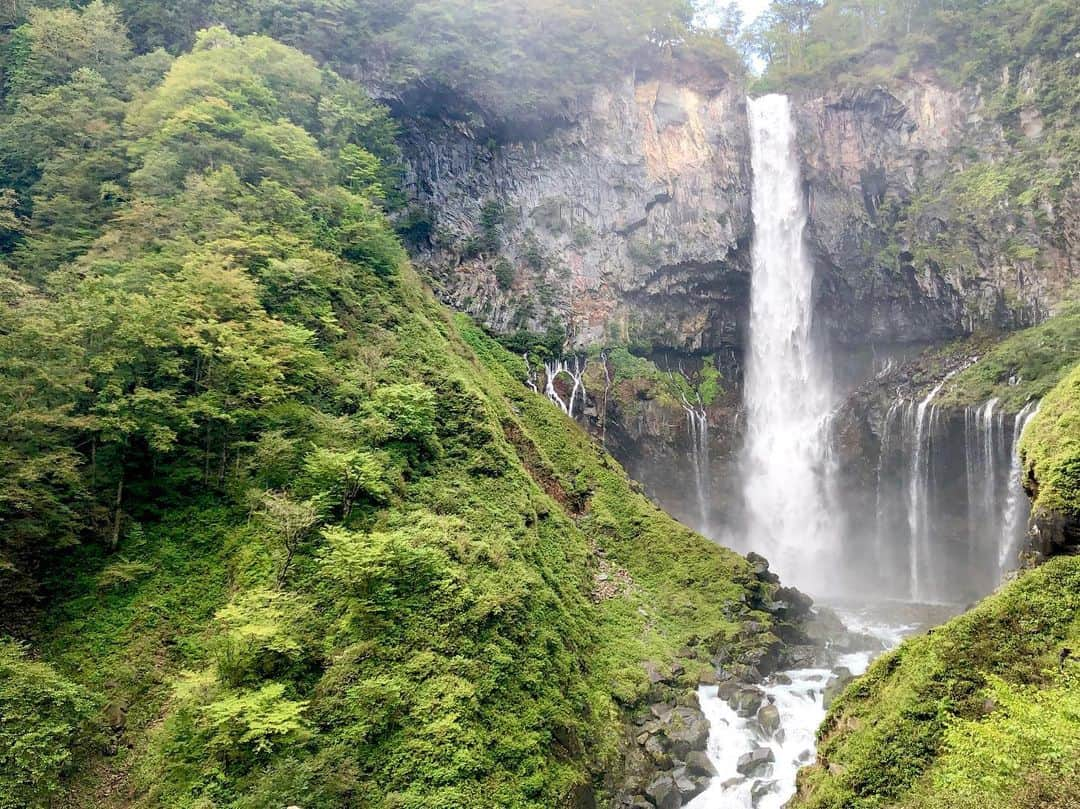 江川清音のインスタグラム：「﻿ 栃木の鬼怒川温泉に行ってきました♨️﻿ ﻿ 中禅寺湖、戦場ヶ原、竜頭の滝、華厳の滝、日光東照宮…﻿ 様々な観光スポットがありますね✨﻿ 一日では回りきれない！！！﻿ 紅葉はこれからでした😌﻿ ﻿ #栃木 #鬼怒川温泉 #中禅寺湖 #戦場ヶ原 #竜頭の滝 #華厳の滝 #日光東照宮 #餃子も食べたよ #見所満載 ﻿ ﻿ 以前にも書きましたが、基本、アップの時系列がバラバラです。」