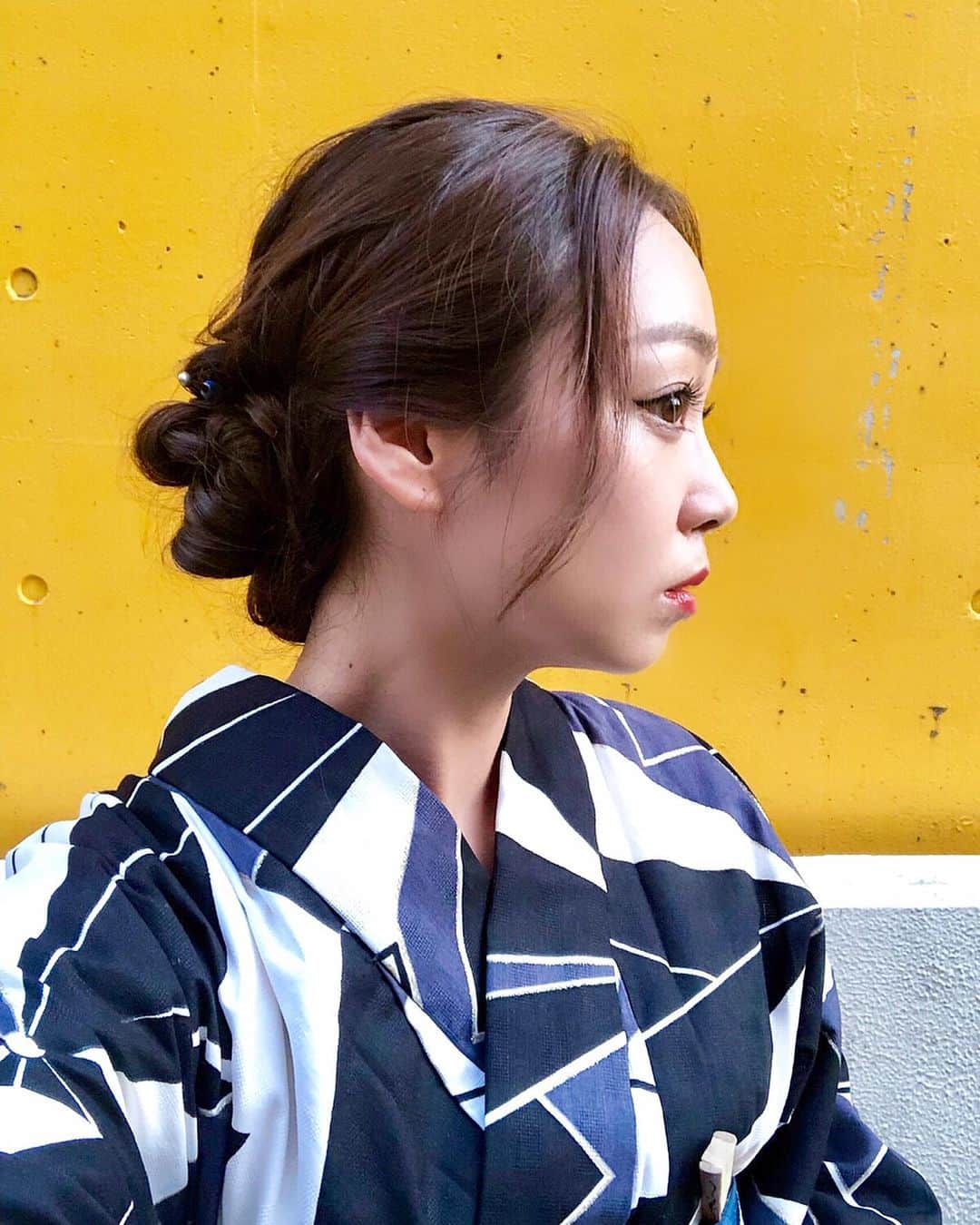 石田美奈子のインスタグラム：「𝕐𝕦𝕜𝕒𝕥𝕒. . #たまがわ花火大会 では、今年最初で最後の#浴衣 を着ました👘 10月にしてはかなり暑い日だったので、夜は暑くもなく寒くもなく快適でした♪ まだ袖を通していない浴衣があったので、着られて嬉しい💓 季節外れ感が出すぎないように、秋っぽい色味と足元は足袋☺︎ 髪には小さな#かんざし 💫 #愛犬 も抱っこで連れて行きました(花火は全然怖がりません)🐶 . 綺麗に撮れた#花火 の写真も載せました♡ . #浴衣ヘア #浴衣ヘアアレンジ #アップスタイル #大人浴衣 #大人の浴衣」