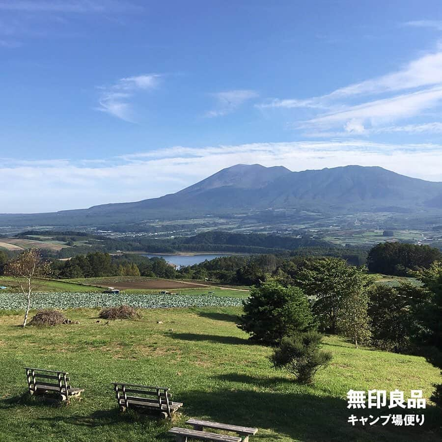 無印良品さんのインスタグラム写真 - (無印良品Instagram)「【キャンプ】嬬恋村は、愛妻家の聖地でした 「愛妻家の聖地」として観光誘致をしている群馬県嬬恋村にある、カンパーニャ嬬恋キャンプ場。キャンプ場の近くにも、毎年初秋に開催されるイベント「キャベツ畑の中心で妻に愛を叫ぶ（通称：キャベチュー）」の会場となる「愛妻の丘」があります。 丘の眼下では、お米とジャガイモの収穫が始まっています。市場にはあまり流通していませんが、どちらも嬬恋の隠れた名産品です。地域のお店に並んでいるのを見かけたら、ぜひ地産地消キャンプに挑戦してみてください。皆さんのご来場をお待ちしています。 - #無印良品 #MUJI #無印良品キャンプ場 #キャンプ場 #キャンプ #アウトドア #群馬 #嬬恋 #嬬恋村 #高原 #秋 #旬 #新米 #お米 #ジャガイモ #じゃがいも #秋キャンプ #地産地消」10月7日 14時00分 - muji_global