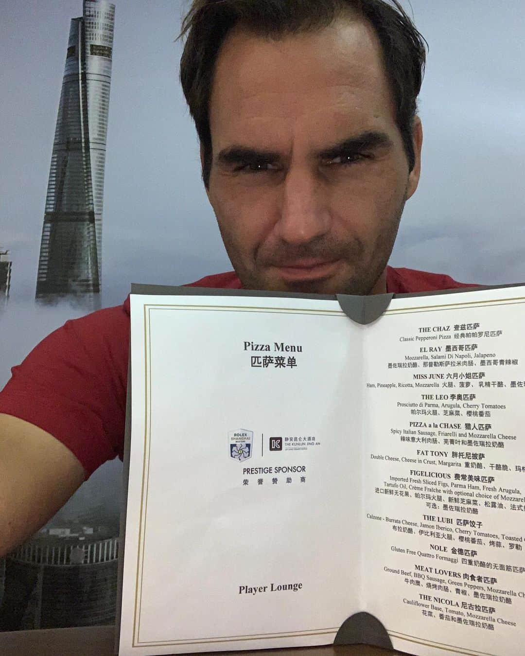 ロジャー・フェデラーのインスタグラム：「Shanghai only starts when the 🍕competition is in full swing💥 which pizza has the best name?😉 @djokernole #figelicious #rolexshmasters」