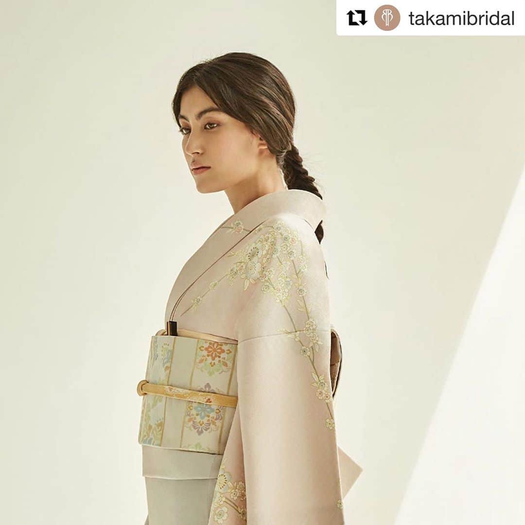 TAKAMI BRIDAL 神社和婚のインスタグラム：「⁂⁂ 人生における大切な場面で、お着物をお召しになりませんか。 訪問着など各種、お着物を取り揃えております。 ・ ・  #Repost @takamibridal with @get_repost ・・・ 先人から受け継がれた伝統は、一度廃れてしまうと二度とよみがえらないと云われています。 途絶えさせることなく紡がれ続けた技術と、 どの時代でも“今”に相応しくあり続けることで表れるモダンスタイルは まるで経糸と緯糸のように 歴史の中で交差して上質なテキスタイルを実現します。 ・・ #神社 #神社挙式 #神社結婚式 #京都神社 #結婚式 #和婚 #和婚をもっと盛り上げたい #白無垢 #和装 #和装結婚式 #京都結婚式 #滋賀結婚式 #京都花嫁 #滋賀花嫁 #タカミブライダル #タカミブライダル京都 #takamibridal」