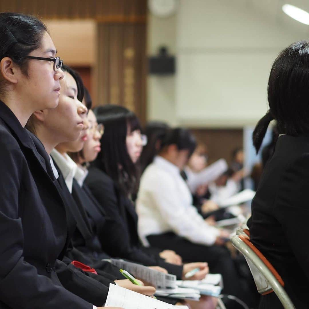 福岡女子短期大学さんのインスタグラム写真 - (福岡女子短期大学Instagram)「こんにちは、福岡女子短期大学です。 . １年生「キャリアプログラム」では、 卒業生１１名をお招きしブース形式の 『卒業生座談会』を開催しました。 . 卒業生は現在勤務されている 企業・団体の紹介、就職内定までに 学生時代取り組んだことなどを 在学生に分かりやすく 紹介していただきました。 . 質疑応答では、 「学生時代にどんな資格を取得したか」 「就職先を選ぶ時に大事にしたこと」など これからの就職活動に向けて 実践的な質問も多くありました。 . 社会で活躍する先輩の姿に １年生は大きな刺激を受けたようです。 . ========[ 資料請求 ]======== 福岡女子短期大学の大学案内📕を無料送付中です。 本学ホームページ📲 http://www.fukuoka-wjc.ac.jp/siryo.html　から お気軽に申し込みください🌟 . 子ども学科/健康栄養学科 音楽科/文化教養学科 . 福岡女子短期大学 住所：‪‪‪福岡県太宰府市五条四丁目16番1号‬‬‬ tel：‪‪‪092-922-4034‬‬‬（代表） ======================= . #面接練習なう #福女短スナップ #健康栄養学科 #福岡女子短期大学健康栄養学科 #福岡女子短期大学 #福女短 #21卒 #就職活動 #就活 #面接 #リクルートスーツ #就活スーツ #就活ヘア #就活メイク #就活生 #就活垢 #就活準備 #就活仲間 #就活コーデ #大学生 #笑顔が人を幸せにする  #内定 #勉強会 #学校 #就活生 #就活生応援 #就活生と繋がりたい  #スナップ写真 #スナップショット #女子力 #女子力アップ .」10月7日 14時05分 - fukuoka_wjc