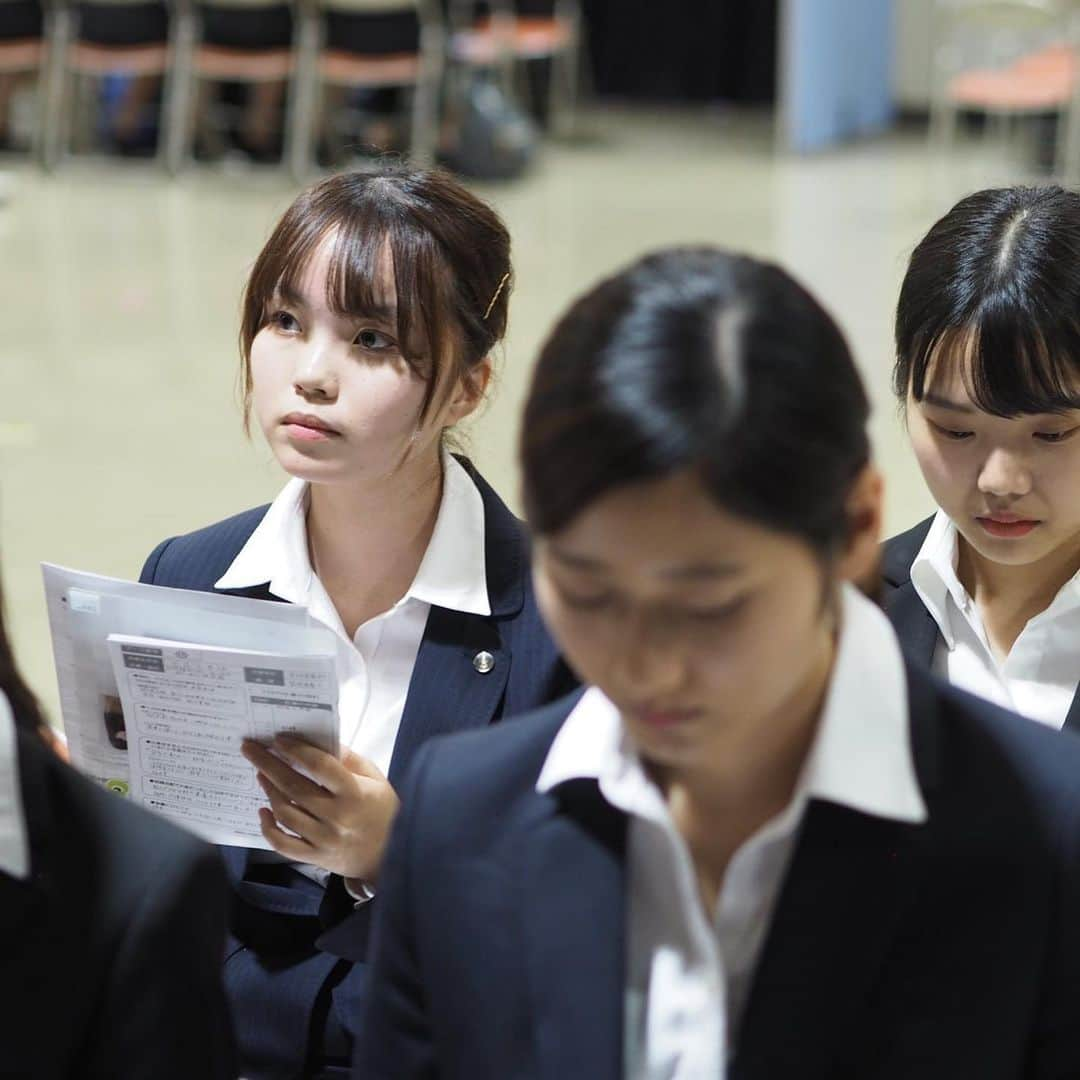 福岡女子短期大学さんのインスタグラム写真 - (福岡女子短期大学Instagram)「こんにちは、福岡女子短期大学です。 . １年生「キャリアプログラム」では、 卒業生１１名をお招きしブース形式の 『卒業生座談会』を開催しました。 . 卒業生は現在勤務されている 企業・団体の紹介、就職内定までに 学生時代取り組んだことなどを 在学生に分かりやすく 紹介していただきました。 . 質疑応答では、 「学生時代にどんな資格を取得したか」 「就職先を選ぶ時に大事にしたこと」など これからの就職活動に向けて 実践的な質問も多くありました。 . 社会で活躍する先輩の姿に １年生は大きな刺激を受けたようです。 . ========[ 資料請求 ]======== 福岡女子短期大学の大学案内📕を無料送付中です。 本学ホームページ📲 http://www.fukuoka-wjc.ac.jp/siryo.html　から お気軽に申し込みください🌟 . 子ども学科/健康栄養学科 音楽科/文化教養学科 . 福岡女子短期大学 住所：‪‪‪福岡県太宰府市五条四丁目16番1号‬‬‬ tel：‪‪‪092-922-4034‬‬‬（代表） ======================= . #面接練習なう #福女短スナップ #健康栄養学科 #福岡女子短期大学健康栄養学科 #福岡女子短期大学 #福女短 #21卒 #就職活動 #就活 #面接 #リクルートスーツ #就活スーツ #就活ヘア #就活メイク #就活生 #就活垢 #就活準備 #就活仲間 #就活コーデ #大学生 #笑顔が人を幸せにする  #内定 #勉強会 #学校 #就活生 #就活生応援 #就活生と繋がりたい  #スナップ写真 #スナップショット #女子力 #女子力アップ .」10月7日 14時05分 - fukuoka_wjc