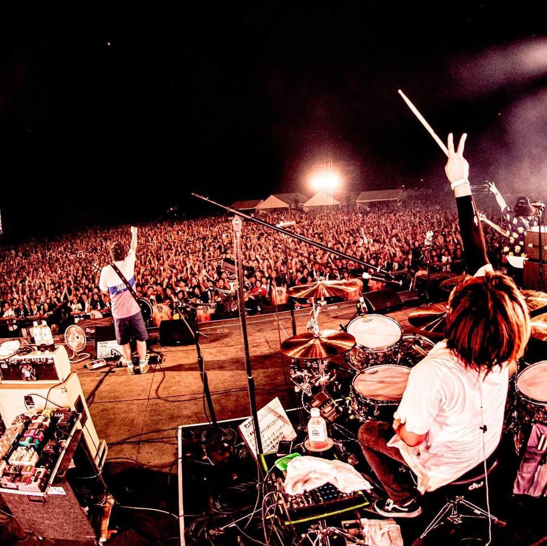 山口隆のインスタグラム：「THE GREAT SATSUMANIAN HESTIVAL 2019。 オレのライブの成功なんて、そんなちっちゃいことではなく。 タブゾンビさんの想いとか、スタッフの皆さんとか、んで、何よりこのすんげーヘスに集まったキミの。 まぁ、なんだ。 また会えたら最高だね😉  #GSH19 #サンボマスター  Photo by 浜野カズシ」