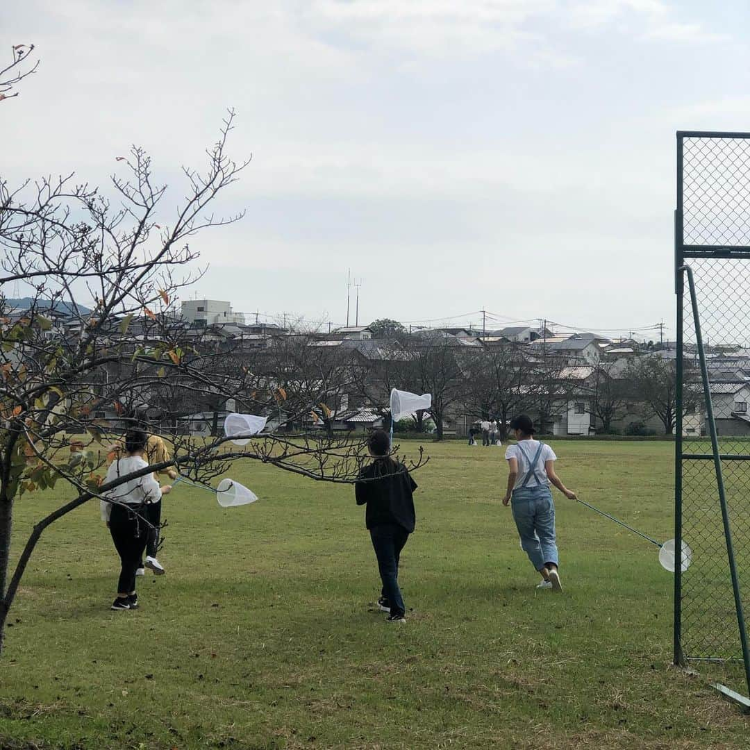 福岡女子短期大学さんのインスタグラム写真 - (福岡女子短期大学Instagram)「こんにちは、福岡女子短期大学です。 . 今日は子ども学科　中元先生の「子どもと自然1🍀」の講義を見学してきました。この講義では保育園🌷などの現場にて子どもちが好きな昆虫🐞などについて、実際にグランドに出て虫を取りをしているところです🦋 . 夏の季節の実習では、保育園・幼稚園で虫取り🐜があったり、園児さんが虫を見せに来たりすることも多いのですが、最近の学生の中には虫に慣れていない学生も多く、恐怖心😹に近い感情を持っている場合もあります。 . この授業では、虫に慣れる🐾ということと、虫取りそのものの楽しさを伝えるために、毎年この時期に本学の豊かな自然🌲を活用して虫に触れています🎀 . ここ太宰府風早の丘に建つ福岡女子短期大学。広々としたグランド、豊かな自然環境✨も福女短の特色のひとつかもしれません。今日も保育士を目指す学生が楽しく過ごしています🎖 . #福岡女子短期大学 #福岡女子短大 #福女短 #福岡女子短期大学保育学科 #子ども学科 #保育士 #昆虫採集 #虫取り #保育実習指導 #福岡女子短期大学子ども学科 #ダレカニミセタイケシキ #写真撮るのが好きな人と繋がりたい #写真好きな人と繋がりたい #カメラ好き #カメラ好きな人と繋がりたい #風景写真を撮るのが好きな人と繋がりたい #風景 #風景写真 #日本の風景 #保育士の卵 #保育士のたまご #自然 #幼稚園の先生 #幼稚園の先生の卵  #幼稚園教諭の卵 #bf #bff #bestfriend」10月7日 14時15分 - fukuoka_wjc