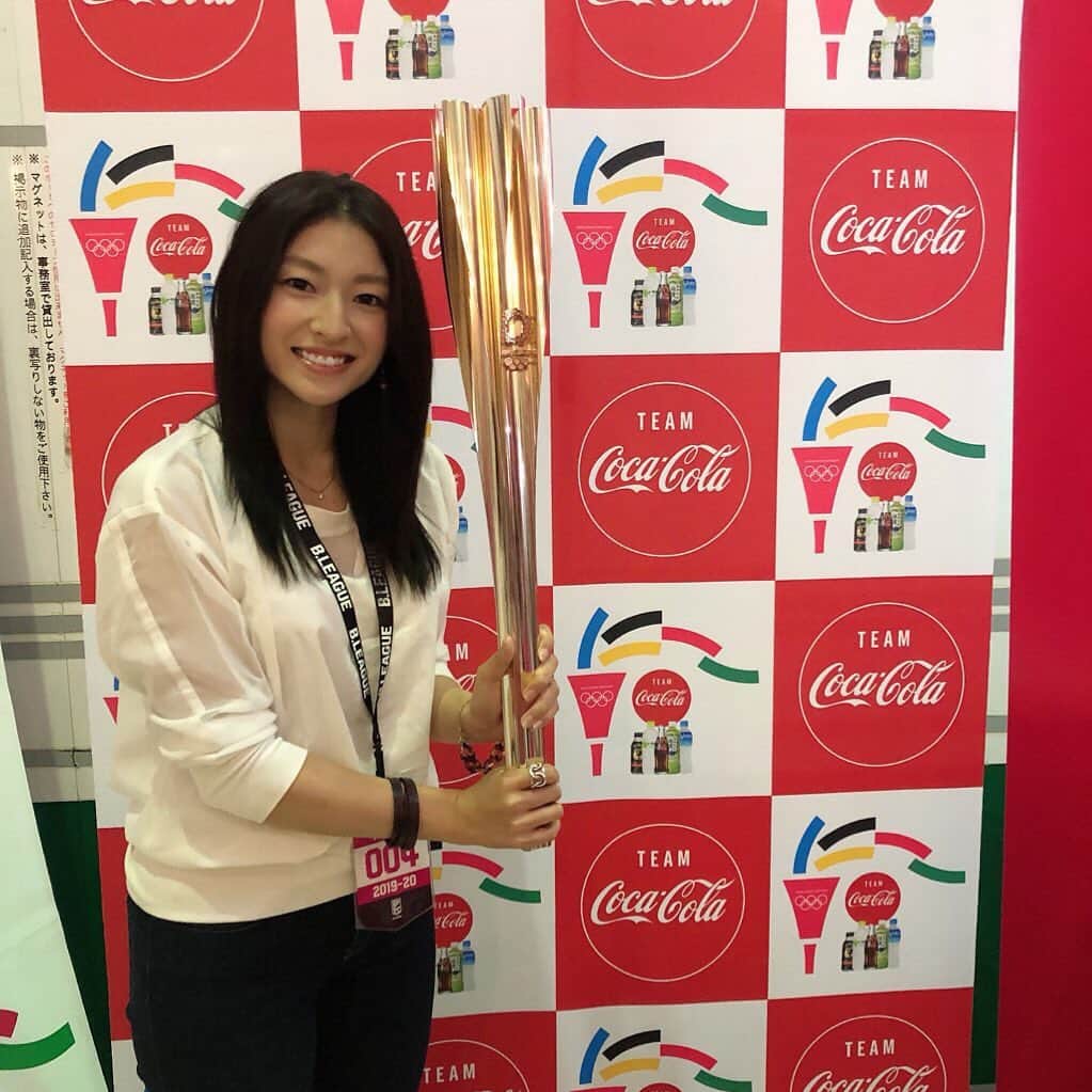 のインスタグラム：「ついに開幕しましたB1リーグ！😍👏 少しいつもより長めのオフシーズンを過ごし、我々ブースターも待ちに待っていたホーム開幕戦✨ . 2連勝とはいきませんでしたが、まだまだ始まったばかり！ この1敗を次のバネにして頑張ってもらいたいですね！🔥🔥🔥 . なんと言っても今節の大阪エヴェッサ戦は秋田にゆかりのある方々 ATこと竹野明倫さんとルーベンボイキンさんがACとして所属していますね💡 お2人からはハピネッツ10周年お祝いメッセージも届いていました〜 なんとも粋なメッセージで嬉しく、そして懐かしく、ハピネッツの歴史を感じましたね😌 . さて6日の試合ではコカコーラのブースになんとオリンピックトーチが展示されていました！(本物) . 写真を撮っていたら、触ってもいいですよ、とのことでしたので 握らせてもらいましたっ！！！😳 本物を前に少し緊張の表情です。笑 . 来年は2020東京オリンピック！ このトーチをランナーさんたちが繋いでいくんだなとわくわくしました✨ . 試合以外にも各ブースや出店も楽しめるハピネッツ！ ぜひ今季も、今季こそ、会場に足をお運びください💪🔥 . 併せてFM秋田 毎週木曜18:30〜 WEEKLY NORTHERN HAPPINETSも 放送スタートしています！ ぜひこちらもお聴きください😊 来週はキャプテン白濱僚佑選手のインタビュー模様をお届けします🙆🏻‍♀️ . #akita #akitanh #happinets #cocacola #東京オリンピック #聖火ランナー #オリンピックトーチ #大阪エヴェッサ #竹野明倫 さん #ルーベンボイキン さん #fmakita #fm秋田 #radio #weeklynorthernhappinets #白濱僚祐 選手」