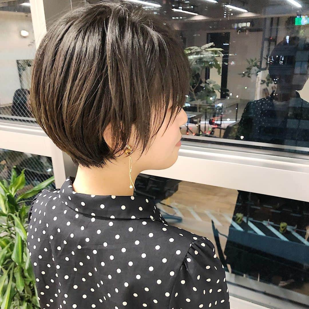 本田重人さんのインスタグラム写真 - (本田重人Instagram)「ウエイト低め、軽めの質感、丸みのあるフォルムの丸みショートの動くヘアカタです😊 ショートから伸ばしていく方もばっさり切る方も可愛いヘアスタイルをご提案します😊 9月も沢山のストレートパーマのご予約いただき、感動していただき本当に嬉しいです！ボブ、ショートのストレートは是非お任せを😊💯 可愛さはもちろん、質感、収まり、スタイリングのし易さなど細かいところまでこだわってカットしています💯  2019年10月から消費税込み10%の料金になりましたのでご了承宜しくお願い致します🙇🏻‍♂️ 【maltuご新規様クーポン】... カット¥6050 カット＋カラー¥10500 カット＋カラー＋ポイントハイライト¥13750 カット＋パーマ¥11000 カット＋デジタルパーマ¥14300 カット＋ストレートパーマ¥16805 （その他詳しくはプロフのリンク先でご確認を） .  ご予約はプロフィールURLから24時間承っております☞@shigeto_honda 些細な事でも気になることがありましたらお気軽にコメント、DMください！ ... 【アクセス】... 東京都中央区銀座1-3-3 銀座G1ビル 8F ✔︎銀座一丁目駅 3番出口 徒歩1分 ✔︎銀座駅 B4出口 徒歩5分 ✔︎有楽町駅 京橋口 徒歩3分 ✔︎東京駅 八重洲口 徒歩5分 ✔︎京橋駅 3番出口 徒歩4分 .  髪質によっては【パーマ】や【ストレートパーマ】をする事でさらに理想の髪型に😊 薬剤知識や扱いにはとても自信がありますのでカラー、パーマ、ストレートともに最小限のダメージで可愛く仕上げさせていただいてます。 今まで思う通りの仕上がりにならなかった方は是非お任せください。 .  全席IpadとWi-Fi完備なので自分だけのゆったりした時間をお過ごし頂けます。大きなサロンや会話が苦手な方も沢山お越し頂いています！僕も喋りが上手ではないですが、技術には自信がありますので宜しくお願いします^ ^ フルフラットのシャンプー台、Aujujトリートメントも大好評です💯  #ショート #ショートボブ #ショートパーマ#小顔ヘア  #ハンサムショート #ボブ  #耳掛けショート #シースルーバング #ショートヘア #ショートヘアー #ボブヘア  #ショート女子 #ショートスタイル  #ストレートパーマ #縮毛矯正  #コスメストレート #ショートヘアカタログ #本田重人 #サロモ #動くヘアカタ #ショートヘアカタ#黒髪ショート#大人ショート#銀座ヘアサロン #丸みショート#ミニボブ#銀座美容室 #サロンモデル」10月7日 14時20分 - shigeto_honda