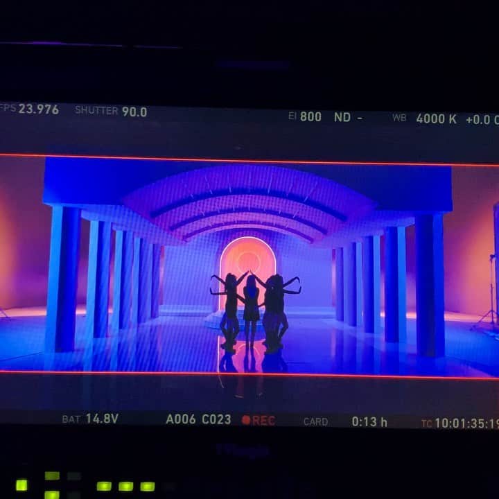 のインスタグラム：「@aracho216 아라쌤의 색이 잘 녹아있는 안무🌙💜 #DIVINE」