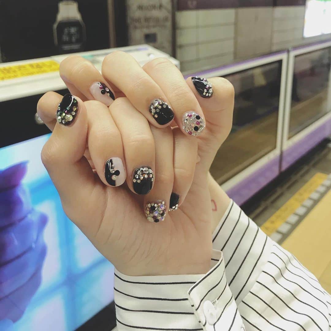 mimeiのインスタグラム：「ネイルの写真撮るの難しすぎて笑えないーーーー #ハロウィンネイル です！セルフです！頑張った👻ラインストーンちょっと足りないかな😜 here are my #halloweennails (why is it SO hard to take a nail pic i give up..) i love my gel nail kit because i can put as many gems on  as i please 😌 #セルフネイル #ジェルネイル #ショートネイル #selfnail #shortnails」