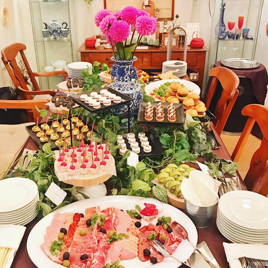 のインスタグラム：「自宅で日本 vs サモア 🏉W杯を観戦！ @citabria_catering のケータリングを自宅で用意して、みんなで応援📣📣📣 素晴らしい試合でしたね！心に力を頂きました😍 次のスコットランド戦、決勝進出まで様々な条件がありますが、日本チームの悲願が叶うよう祈ります✨ （間違えて消してしまいました！コメントくださった皆様ごめんなさい） 。 #みんな自宅でリラックスしてくれて嬉しい！ #たまたま花火も隣から上がり良い予感🎆 #みんなVRにハマり遊んだり眠ったりハンモックでまったりしたり！ #柔道整復師の弟にみんなマッサージしてもらったり！ #心一つに大好きな人たちと応援が出来て幸せな時間でした😘 @citabria_catering @lesliekeesuper @crystalkayofficial @thelmaaoyama @sumire808 @kon_arimura @elena1982312 @theodoremillertokyo」
