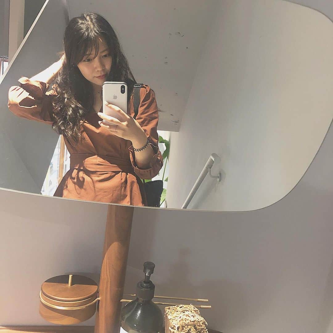 のインスタグラム：「💜💜😏 . . #ootd #yuisa #mirror #mirrorselfie #selfie #셀카 #카페 #한국 #여행 #카페스타그램 #좋아요반사 #팔로우 #신사동」
