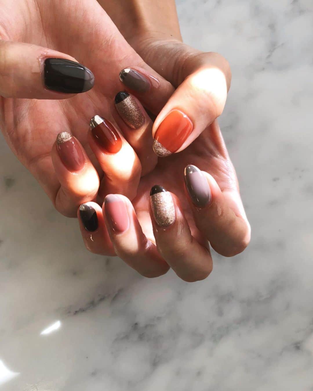 LORYのインスタグラム：「寒かったり暑かったりだね🙂🍂 ネイルはもう秋色🍁🧡🧡 #秋ネイル #autumnnails #trunail #秋カラーネイル #ショートネイル」