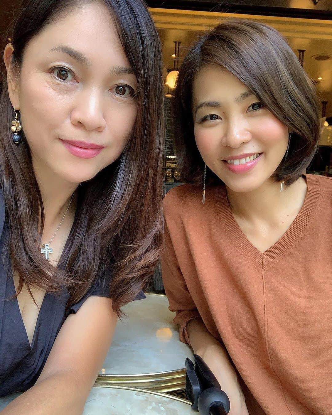 田中悦子さんのインスタグラム写真 - (田中悦子Instagram)「チャンミカと火鍋食べてお茶しました❣️⠀ ⠀ 突っ込みどころ満載な面白い話や更年期障害の話題まで盛りだくさんでした😂⠀ ⠀  ミカちゃんは美魔女コンテストのレジェンド美魔女に選ばれてます❣️⠀ 投票もあるみたいなので応援してね😘⠀ ⠀  #チャンミカ #たなえつ #ちょうど #10歳違い #美魔女 #オーバカナル銀座」10月7日 14時53分 - etsuko.reborn25