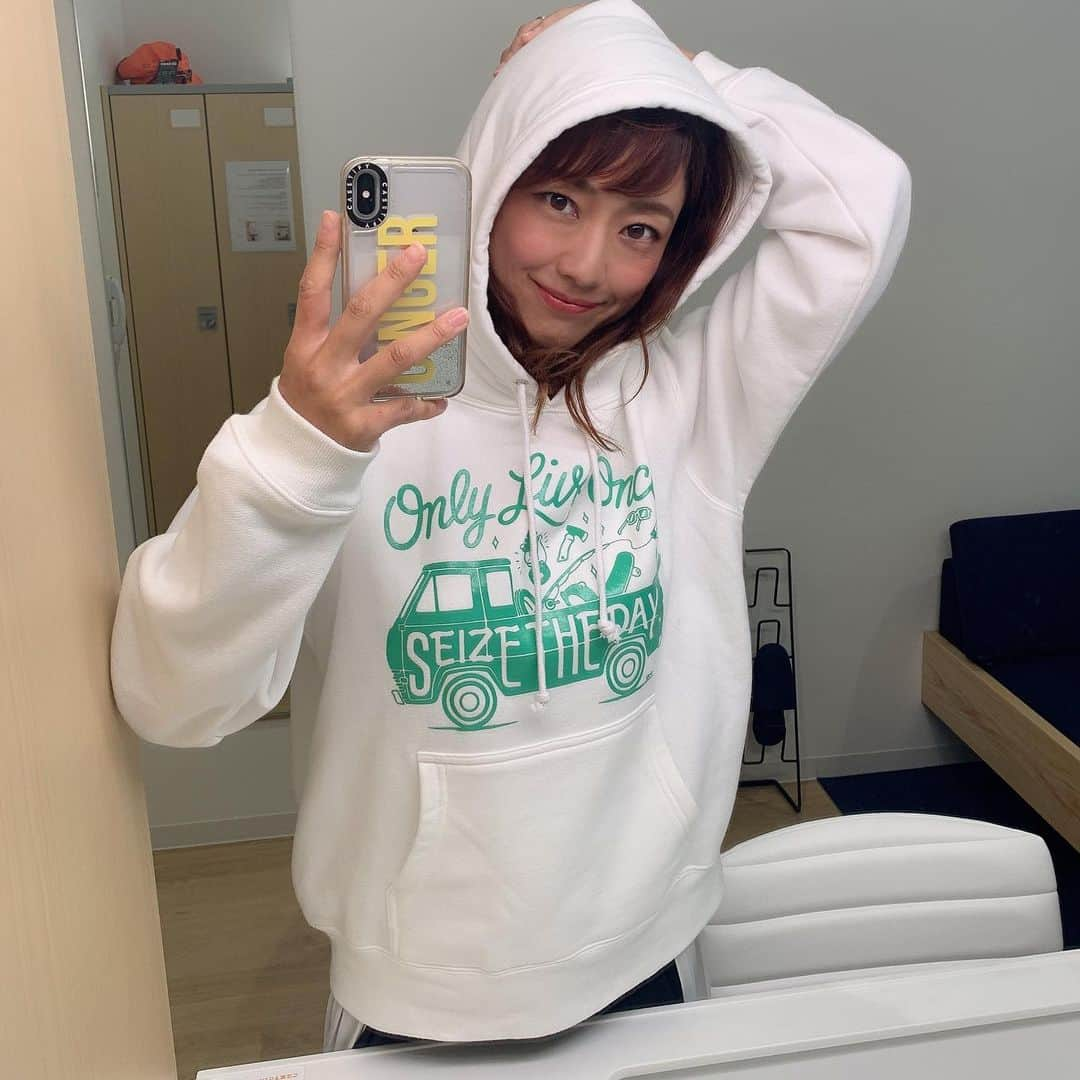 彼方茜香さんのインスタグラム写真 - (彼方茜香Instagram)「私服♥ 足元はスニーカーかペタ靴が多いです(^^)vさっきとのギャップ（笑） パーカーは @olo01083 の明日まで注文受けてる再販なしの新作パーカーです♪Sサイズ着てます☆ フード着きのパーカー好きなんですよねぇ。昔から。 男性が着てるのも好きです♪ #onlyliveonce #好きな服を自由に着る」10月7日 15時00分 - serikaochikata