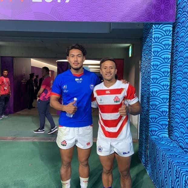 山中亮平のインスタグラム：「5年前にNZに留学した時にチーフスで一緒に練習したティムと！ まさか5年後にワールドカップの舞台で同じポジションで試合するなんて思ってなかった！嬉しかったです！！ #rugbyjp #OneTeam  #RWC2019」