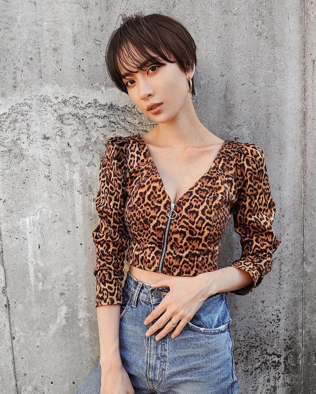 ソンイのインスタグラム：「ヘアーメンテ🐆✂️ 2ヶ月ぶりになってしまって結構伸びてたのでこのまま少し伸ばそうか迷ったけど、担当の @keichiito さんと相談して結局更に短くしてしまいました💇🏻‍♀️❤️ サイドを耳がしっかり見えるくらい短くして、丸みマッシュ系からシャープな印象のショートにチェンジ🔄👌🏻 ショートヘアあるあるな、抜け出せない組です🤯 バックスタイルはストーリーに載せますね💈」