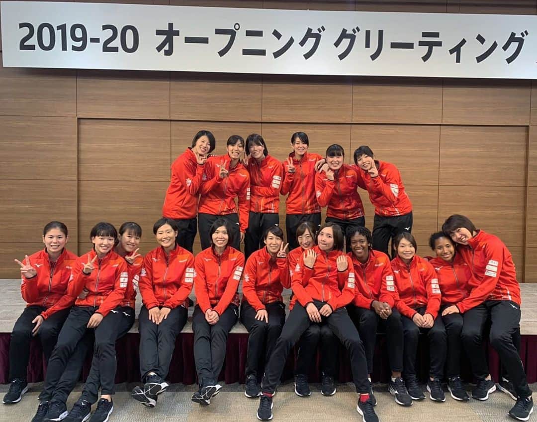 野村明日香のインスタグラム：「* Vリーグ開幕まであと5日!! * 📣開幕戦のホームゲームでは 赤いものを身につけて 会場をデンソーレッドに染めてくださいね🚩🚩 チーム全員で頑張ります🐝 * #Vリーグ #V1 #バレーボール #デンソーエアリービーズ #西尾 #Vリーグはバレーだよ #西尾市総合体育館 #ホームゲーム #volleyball #densoairybees #🐝」