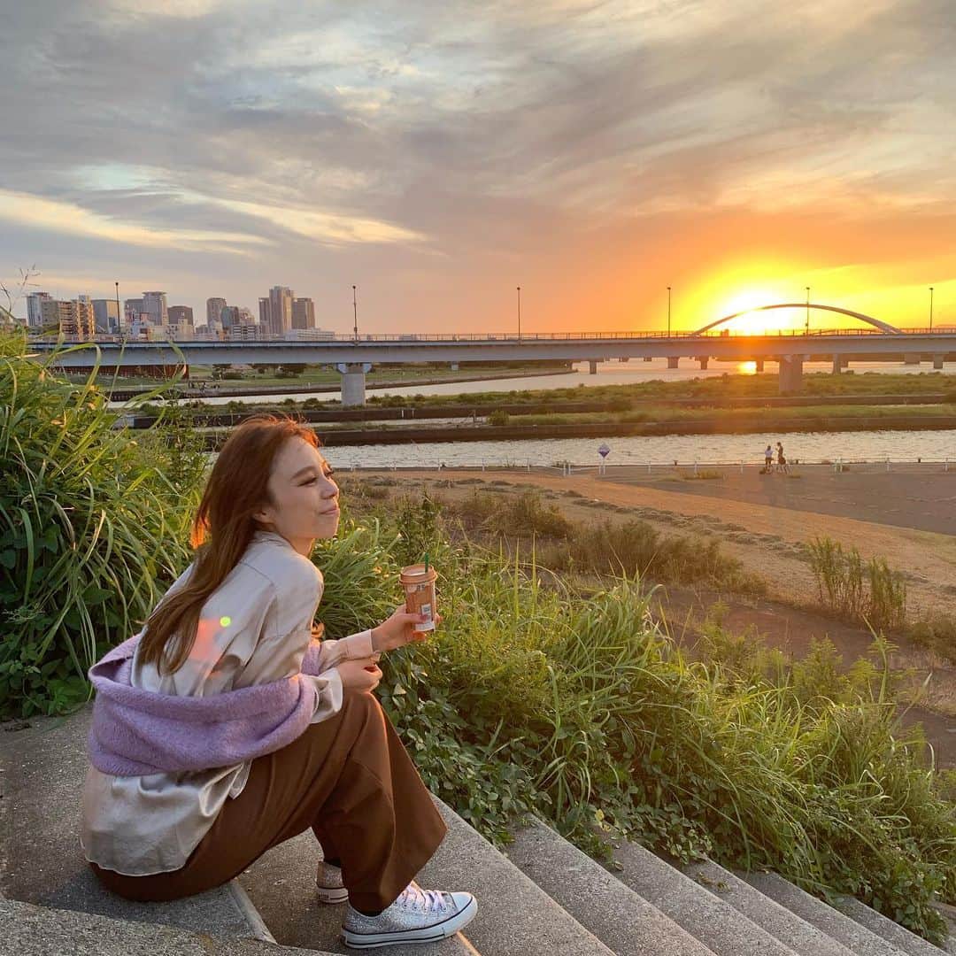 澤辺美香さんのインスタグラム写真 - (澤辺美香Instagram)「昨日は夕陽を見にブラブラ散歩をしました🚶‍♀️ 静かで、風が気持ち良い季節で。夕陽にうっとりして。 とても好きな時間です。。 #河川敷#夕陽#後半は正直風吹き過ぎで寒くて退散#秋#シルクシャツ#ストール」10月7日 15時27分 - mikasawabe