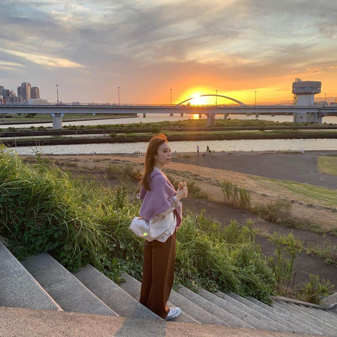 澤辺美香さんのインスタグラム写真 - (澤辺美香Instagram)「昨日は夕陽を見にブラブラ散歩をしました🚶‍♀️ 静かで、風が気持ち良い季節で。夕陽にうっとりして。 とても好きな時間です。。 #河川敷#夕陽#後半は正直風吹き過ぎで寒くて退散#秋#シルクシャツ#ストール」10月7日 15時27分 - mikasawabe