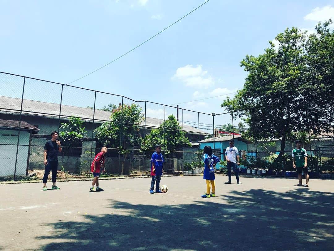 巻誠一郎さんのインスタグラム写真 - (巻誠一郎Instagram)「中部スラウェシからジャカルタへ戻ってからは、ジャカルタ市内の孤児院へ。  JICAさんの活動とは別にリクエストを出したら、、、連れて行ってくれました。  サポユニも無茶苦茶笑顔で喜んでもらえて、しかも急遽ガチサッカーする事にw  男の子も女の子もめちゃくちゃ上手でビックリ！！ 教室の机は日本からの支援で、すごい丈夫なんだよとか話してくれたり。  サッカーやるまでは心開いてくれなかったのに... 終わった後は質問攻めにあったりw  いつか日本にサッカーで行きたいからなんとかしてくれって言われたり。  なんだかんだでずっとサッカーしてたし... でもサッカーに助けてもらってるなー☆  #インドネシア #ジャカルタ #孤児院 #jica #jリーグ #サポユニforsmile #サッカーで繋がる輪 #子供たちの笑顔最高 #巻誠一郎」10月7日 15時42分 - makiseiichiro9