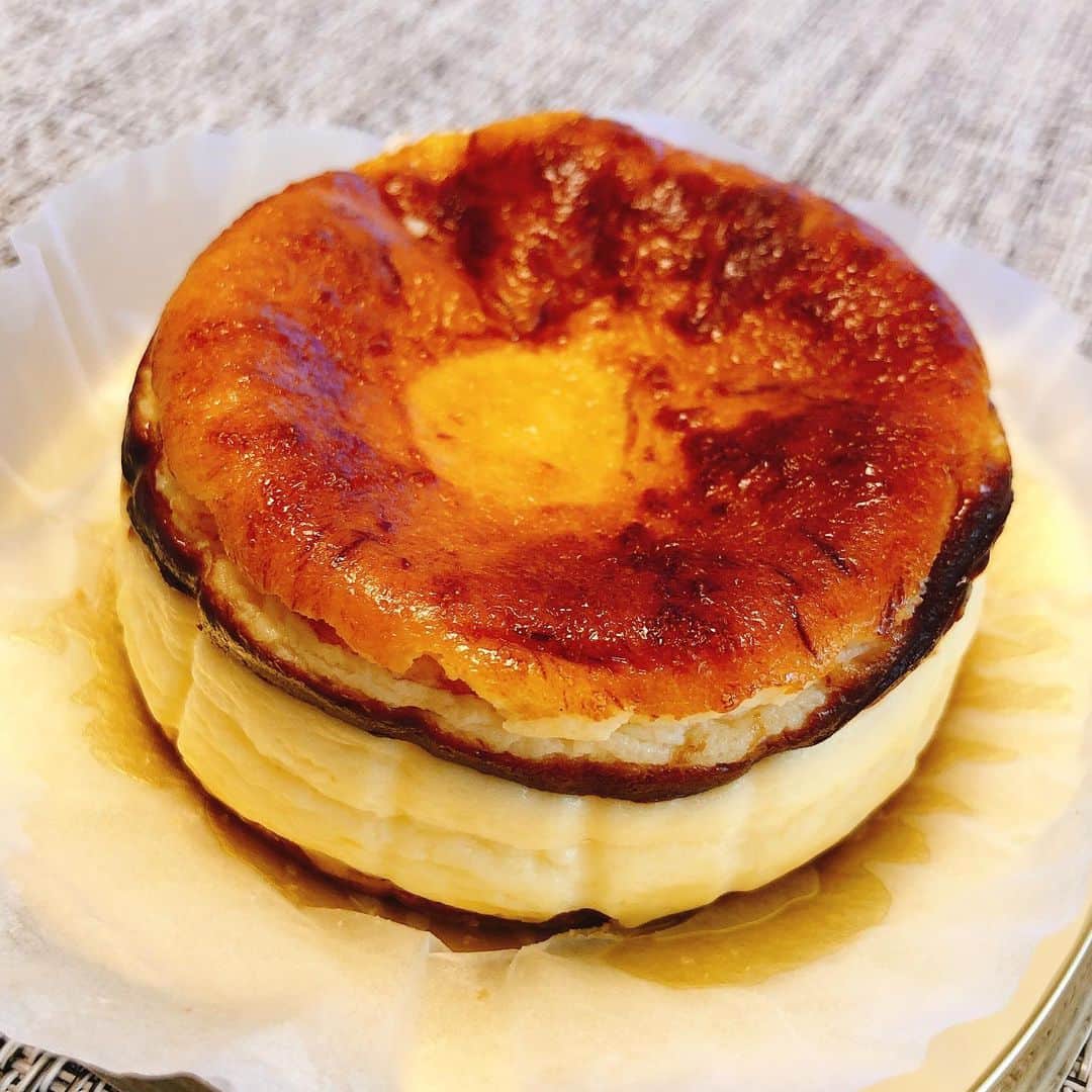 川田裕美さんのインスタグラム写真 - (川田裕美Instagram)「また食べてしまっている。バスクチーズケーキ🧡😍 成城石井のバスクチーズケーキは、しっかりかためで、ベイクドチーズ寄りでした✨（冷蔵庫から出してすぐ食べたからかも） #バスクチーズケーキ#成城石井」10月7日 15時44分 - hiromikawata163