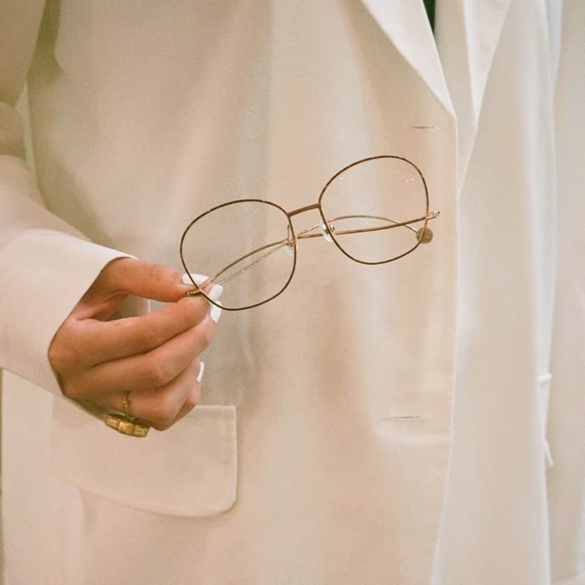 Zoff Officialのインスタグラム：「Zoff×yuki ootani / ZP192011_43E1 デザイナー大谷有紀氏との、個性あふれるコラボアイテムが登場。 鼻にかかるブリッジと耳にかかるテンプルの高低のアンバランス感が顔まわりを華やげてくれます。 大きいフォルムは小顔見えにも効果的。 #Zoff #FASHION #eyewearstyle #メガネ #Zoffコーデ」