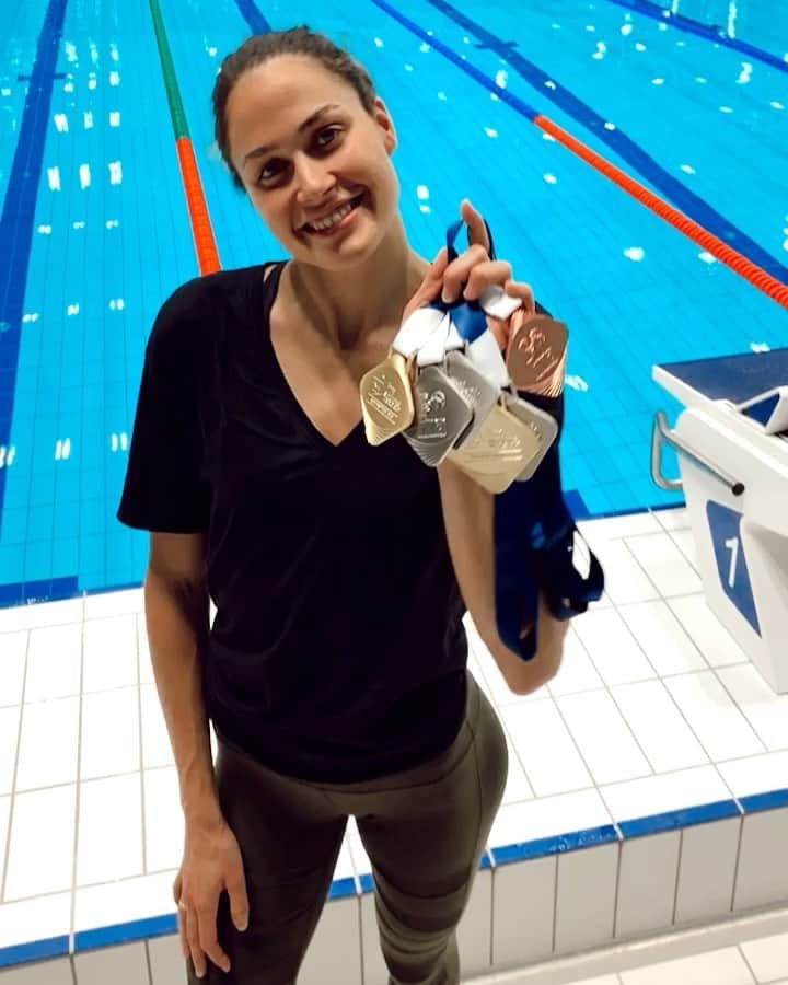 ズザンナ・ヤカボスのインスタグラム：「Köszönjük Budapest, ismét felejthetetlen pillanatokkal lettünk gazdagabbak! 6 érmet nyertem az idei Világkupán. 🥇🥇🥈🥈🥈🥉 #swc2019 #swimmingworldcup #budapest #fina #medals @fina1908」