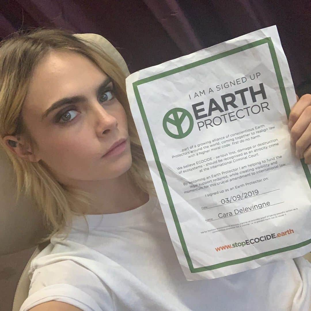 カーラ・デルヴィーニュさんのインスタグラム写真 - (カーラ・デルヴィーニュInstagram)「We need to make #ecocide a crime!  Make destruction of our environment ILLEGAL by making ECOCIDE LAW. International law.  Go to stopecocide.earth and become an earth-protector @ecocidelaw #stopecocide #makeecocideacrime #saveourplant #earthprotectors #ecocidelaw #RECYCLEDPAPER」10月7日 16時07分 - caradelevingne