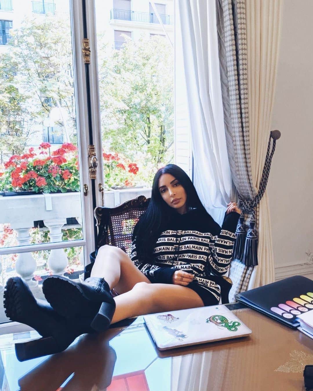 sananasのインスタグラム：「Monday mood 👊🏻Wake up, kick a**, repeat 😃」