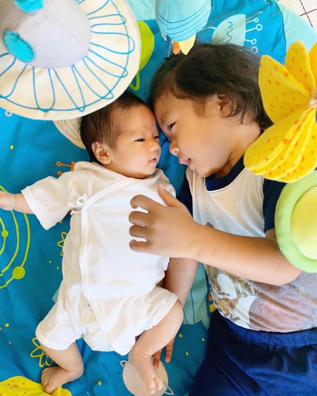 高木りなのインスタグラム：「🐣🐒💙 新生児期も残りあとわずか。 ちょっと寂しいな...。 もう第二子なんて孫のように可愛い。 泣き声も、まるでオルゴールのよう。笑 やんちゃ兄ちゃんも、彼なりに弟を可愛がってくれてます♡ 이제 둘째 신생아기간도 얼마 남지 않았다. 좀 안타깝네... 진짜 둘째는 마치 손자처럼 귀엽다. 울음소리도 꼭 오르골 같아요 ㅎㅎㅎ 장난꾸러기 형아도 나름대로 동생을 귀여워해줘요^^♡ . . #신생아 #아들둘맘 #육아일기 #新生児 #男の子ママ #育児日記 #babyboy #newborn #sons #love」