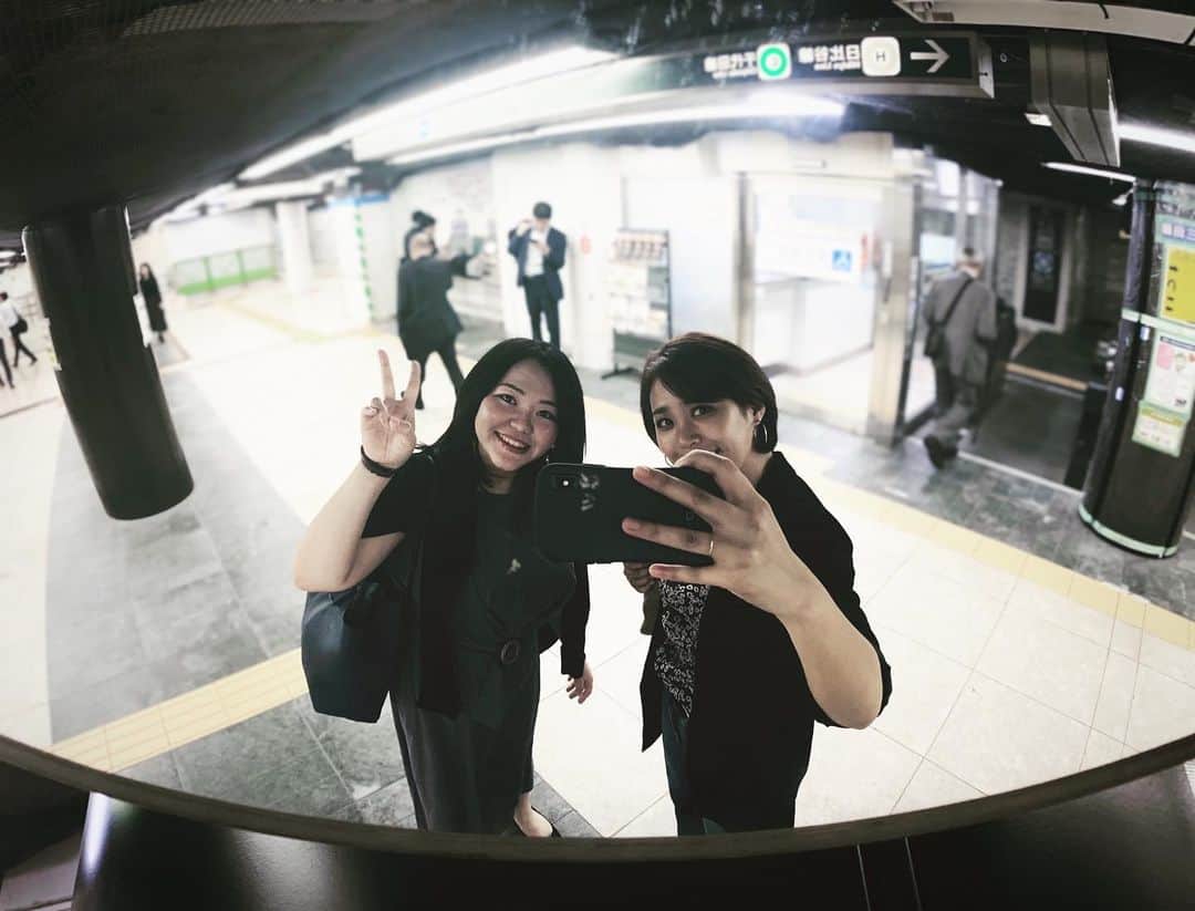 二宮愛のインスタグラム：「よく写真を撮り忘れる、二宮愛です。 ------✄------ ラ・マンチャの男…最高でした…。 実は初めて観たんですけど、これはおすすめします！！！！！！ はじめさんにも、りんちゃんにも、そしてなんと、ようせいさんにも会えて幸せな日になりました♡ ありがとうございました。 ------✄------ 物も人間関係も断捨離しているとはいえ、沢山の人に会えるのは、会ってる皆が本当に大切な存在だから。  当たり前な事かもしれないけど、それも改めて気付かせてくれる、断捨離に感謝して、これからも続けるシンプルライフ。 ________________ #ラマンチャの男 #帝劇 #日比谷 #友達 #人間関係 #ありがとう #断捨離 #シンプルライフ #シンプルな暮らし #シンプルな生活」