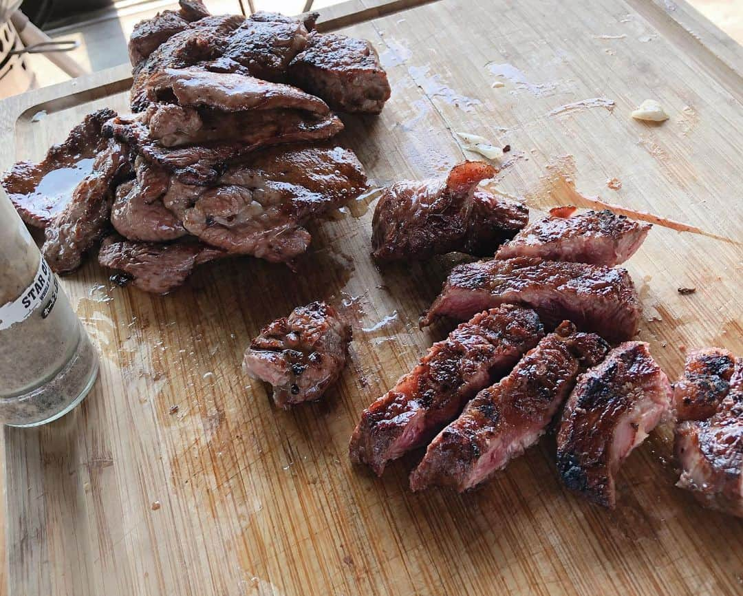 井上香織さんのインスタグラム写真 - (井上香織Instagram)「2019.10.7 ・ 🧔のチーム⚽️の方と奥様達とBBQ🍖🥗 ・ 美味しすぎるお肉に手作りで持ち込んだメニューもあり最高✨✨😍 ・ #夏は終わった #でもBBQ #10人超え #ワイワイ #クオリティ高すぎる #美味しかった #楽しかった #チビーズの視線はもらえません」10月7日 16時19分 - kaorin888