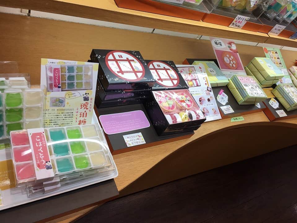 ねこさんのインスタグラム写真 - (ねこInstagram)「京都の「錦まるん」さんというお店にNEKONOBAお菓子を一部置いて頂いておりますぅ~☺️🍵✨ ふわふわ食感の和風マシュマロ、シャリシャリ音が楽しいフルーツこはくとう、開けて可愛い食べて美味しいねこもにゃか❣️京都土産にいかがですか💆🏼‍♀️✨日持ち・常温でOK!!なので、持ち帰りも心配ないョ🌞 お近くの皆さま、旅行で行かれた皆さま、ぜひぜひお店に寄ってみてくださいねっ🍭✨ ◾️錦まるん 営業時間：午前10時〜午後6時 休日：火曜日(季節により営業) 阪急「四条烏丸」地下鉄「四条」下車 徒歩3分🚶‍♂️ #neko_magazine #NEKONOBA #ねこマガジン #ネコノバ #ねこ #猫 #cat #catstagram #cat #ネコ #京都 #kyoto #まるん #京都まるん #錦まるん #烏丸 #四条 #四条烏丸 #京都土産 #和菓子 #鳳瑞 #ほうずい #和風マシュマロ #こはくとう #ねこもにゃか」10月7日 16時22分 - neko_magazine