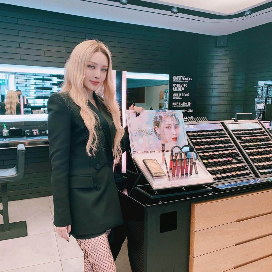 ポニーのインスタグラム：「. #유료광고 #제품협찬  . . 🖤🖤🖤 . #MACPonyPark @MACCosmetics」