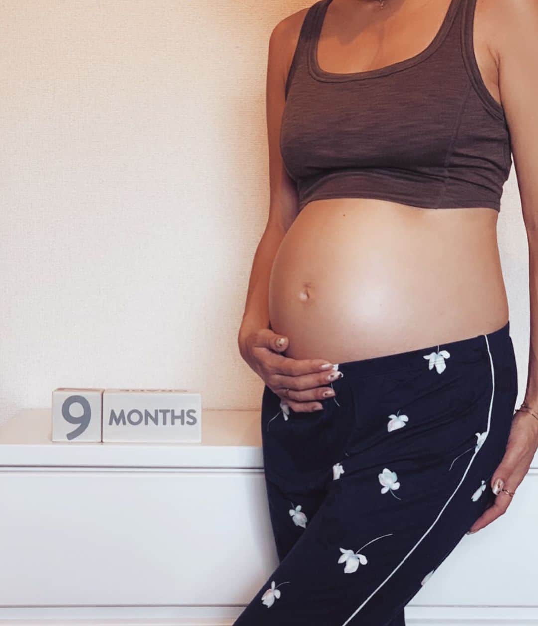 来夏さんのインスタグラム写真 - (来夏Instagram)「#32weekspregnant  あっという間に 9ヵ月突入🤰 8ヶ月の記録は撮りそびれちゃった😅 それくらい毎日がはやいなぁ。  これまでのように思うように動けないけど 日々膨らむお腹や胎動が愛しくて 母になる気持ちを沢山与えてくれて ありがとうの気持ち😌 産むまで、産まれてもなにがあるかわからないけど、 私の心身がタフであることを今は大事にすごしてる✊🏽 残り少ないヨガクラス、 今日も皆さんと過ごせる時間が楽しみ🧘‍♀️ #9monthspregnant  #妊娠9ヶ月 #ぷんにー #プレママ」10月7日 16時36分 - rairairaika