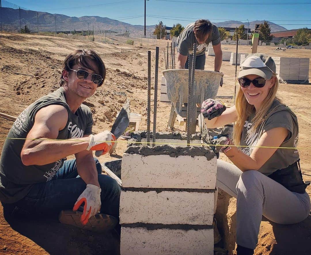 ジェリー・ライアンのインスタグラム：「We all finished the day covered in sweat, dirt, cement dust, and smiles...and we built the fence for a new community garden and the base of  a section of the perimeter fence. So proud to support this amazing organization! @homes4families #celebs4vets #veterans Thank you to all you who have already donated! The donations page will stay open until Nov 4, so if you haven't given yet, it's not too late! And $.98 of every dollar donated goes directly into the building materials. 👍🏻」
