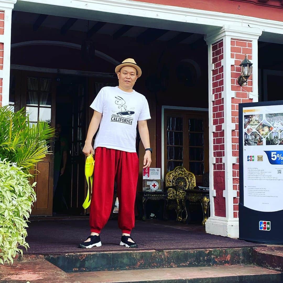 千原せいじさんのインスタグラム写真 - (千原せいじInstagram)「スー・チーさんのお父様の元オフィス。今は、レストラン。 #千原せいじ #ミャンマー #ヤンゴン #スー・チーさん #思い出の家」10月7日 16時42分 - chiharaseiji