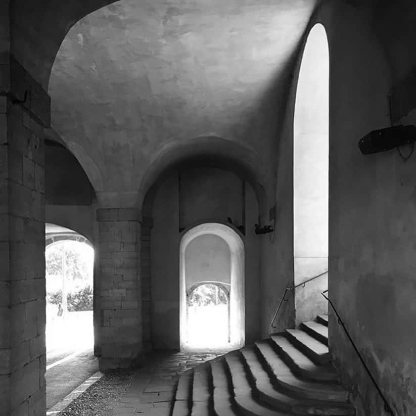 ヒロコハヤシさんのインスタグラム写真 - (ヒロコハヤシInstagram)「. Architectural form . ミラノの風景 #ミラノ #ミラノの街角 #MILAN #design #art #shadow  #architecture  #picture #photo #artpic #artpicture  #ヒロコハヤシ #hirokohayashi  #ヒロコの世界 #instablackandwhite」10月7日 16時54分 - hiroko_hayashi_official