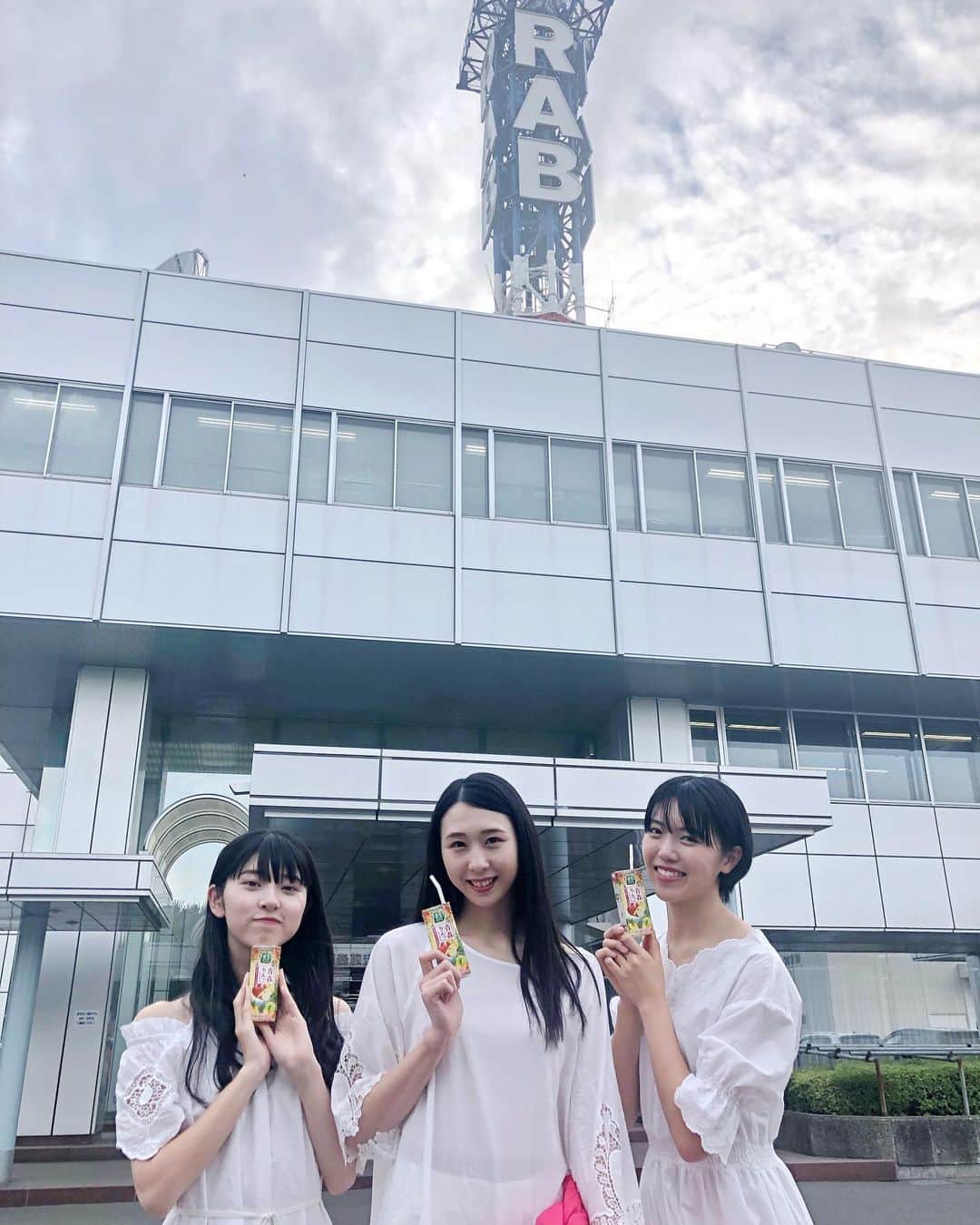 のインスタグラム：「RABのGo!Go!らじ丸に出演させて 頂きました！ #KAGOME #青森りんごミックス  明日10/8発売です！ 自信を持って言います‼️ 美味しいです😆  #カゴメ #青森りんご #野菜ジュース #KAGOME野菜生活100 #アンバサダー #りんご娘 #ringomusume  @saika_ringomusume  @jonagold_ringomusume  @toki_ringomusume」