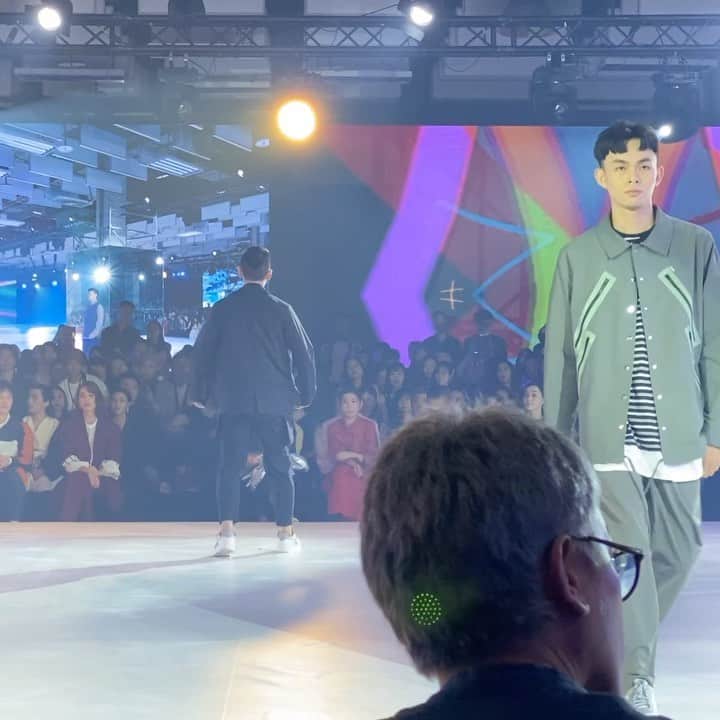 林信行のインスタグラム：「#TaipeiFashionWeek  The Grand runway at the reception! #台北ファッションウィーク ファッションそのものも、表現の方法も、参加してる人達も若い、元気ある。だから、見ていて楽しい ;-)」