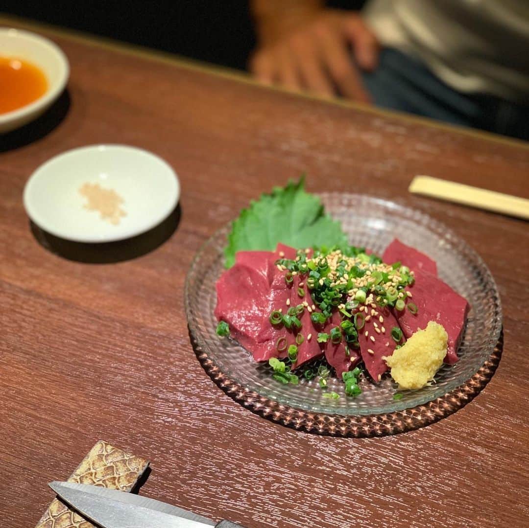 堤俊輔さんのインスタグラム写真 - (堤俊輔Instagram)「最近全然行けてなかった、 @nikusaku2939  にやっと行けたーーー😍✨ 肉美味すぎてヤバかったー🤙🏾 締めのミスジは特にヤバイ❗️❗️❗️ 優作さん @yusaku.yoshida1224 にも会えて元気貰えたし、相変わらず面白かった🤣  優作さん、また今度行かせてもらいまーす🤙🏾 #サッカー  #Jリーグ  #鹿児島ユナイテッドFC #鹿児島 #soccer  #jleague  #kagoshimaunitedfc #kagoshima #堤俊輔  #ツツスタグラム  #チェストー！ #勝手に鹿児島大使 #ニクサク焼肉 #福岡 #住吉 #ツツスタグルメ #ミスジ最高」10月7日 16時58分 - shunsuketsutsumi.19
