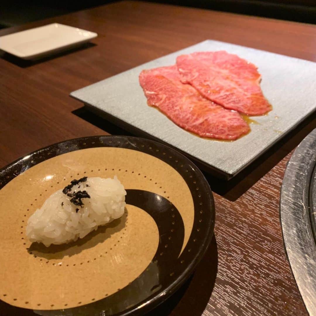 堤俊輔さんのインスタグラム写真 - (堤俊輔Instagram)「最近全然行けてなかった、 @nikusaku2939  にやっと行けたーーー😍✨ 肉美味すぎてヤバかったー🤙🏾 締めのミスジは特にヤバイ❗️❗️❗️ 優作さん @yusaku.yoshida1224 にも会えて元気貰えたし、相変わらず面白かった🤣  優作さん、また今度行かせてもらいまーす🤙🏾 #サッカー  #Jリーグ  #鹿児島ユナイテッドFC #鹿児島 #soccer  #jleague  #kagoshimaunitedfc #kagoshima #堤俊輔  #ツツスタグラム  #チェストー！ #勝手に鹿児島大使 #ニクサク焼肉 #福岡 #住吉 #ツツスタグルメ #ミスジ最高」10月7日 16時58分 - shunsuketsutsumi.19
