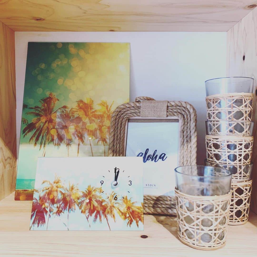 eight o eight のインスタグラム：「🌴 . . ガラスアート ピクチャー . ガラスアート . . . #beach #sea #beachhouse #beachstyle #beachgirl #california #aloha#hawaii#アロハ #ビーチ雑貨 #ビーチハウス #ビーチスタイル #ビーチライフ #ハワイ#ハワイアン #ハワイ雑貨 #ビーチ雑貨 #カリフォルニア雑貨 #カリフォルニアライフ#カリフォルニアスタイル#雑貨#海 #海を感じる雑貨」