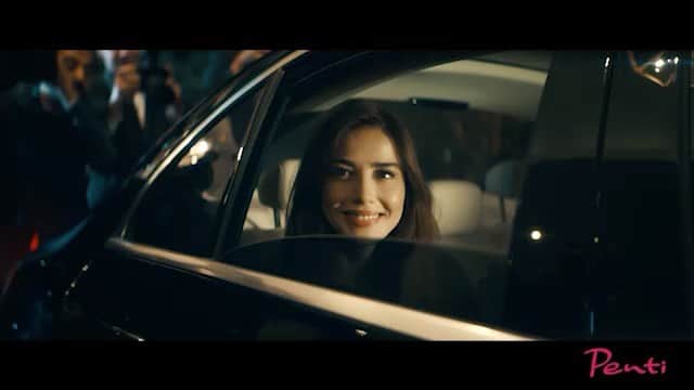 Ozge Gurelのインスタグラム：「İşte heyecanla beklediğim gün geldi😎 Yapımında büyük emekler ve güzel anların olduğu @penti reklam filmimiz şimdi yayında💫💫Penti ile güzellik her an sizinle olsun🎈🎈 Gelecek sürprizleri kaçırmamak için @penti ‘yi takip edin✌🏻 Penti #HepBenimle güzellik her yerde…」